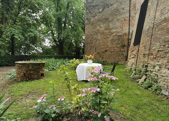 Charming Castle Stay, * Robella